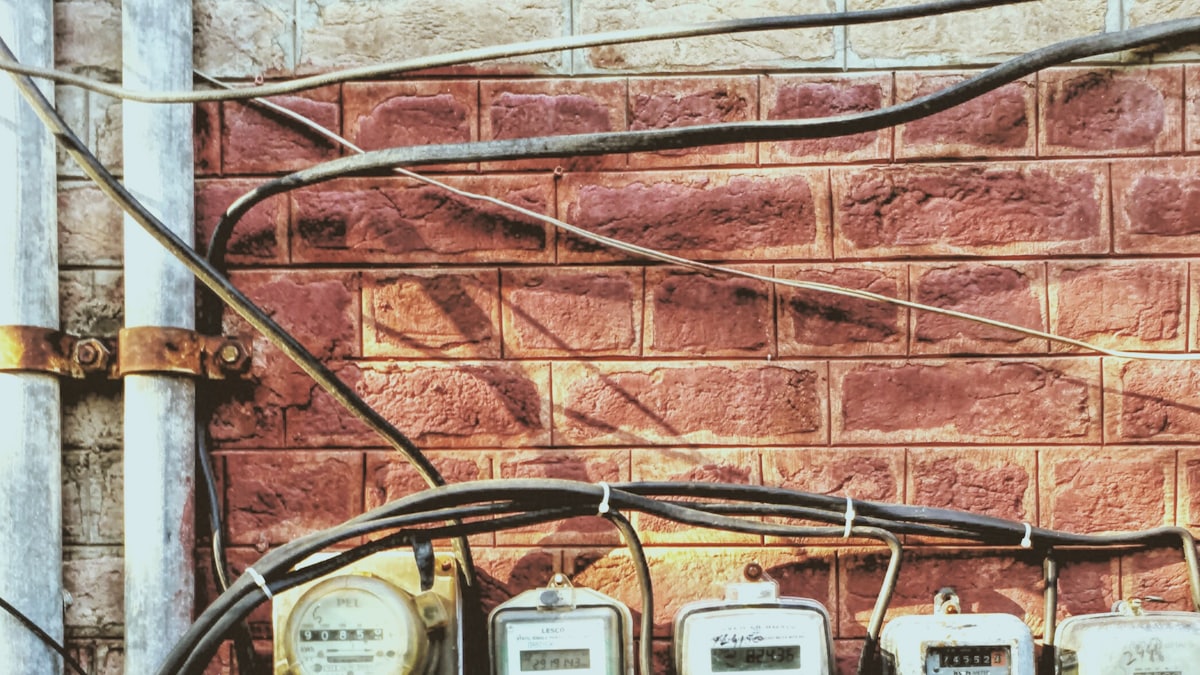 Rij oude energiemeters naast elkaar aan een muur